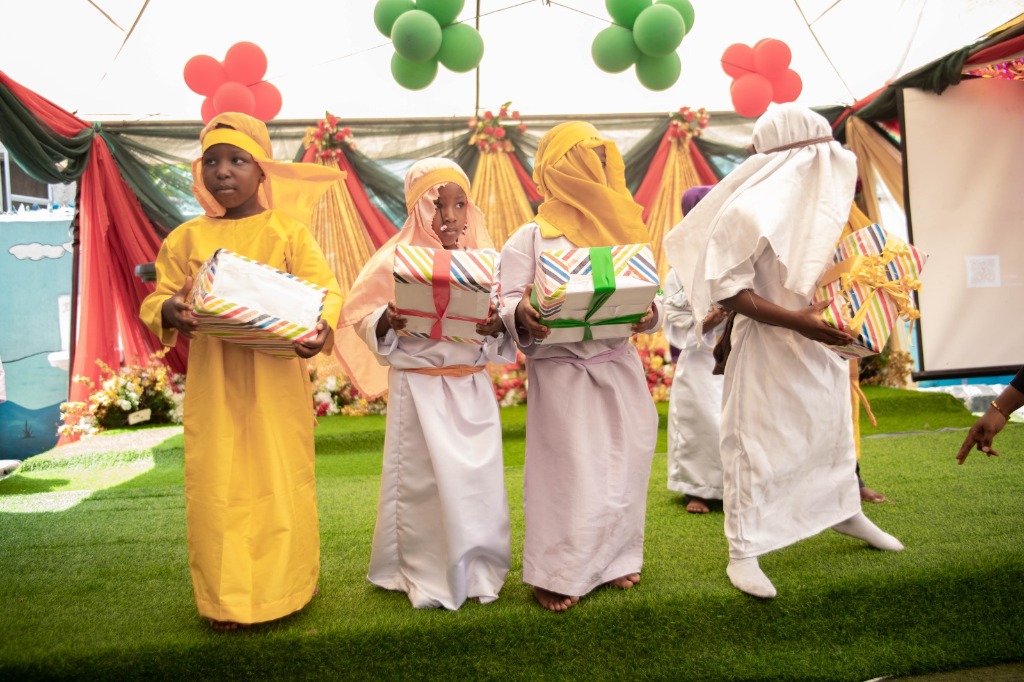 Nativity Play - The Wise Men Gift Presentation